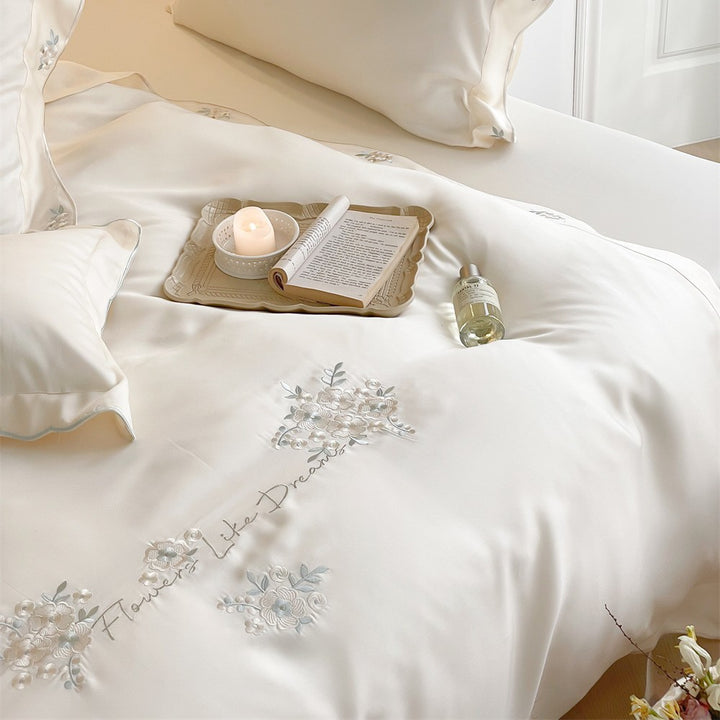 Elegante Satin-Bettgarnitur mit floraler Reliefstickerei und feiner Paspel