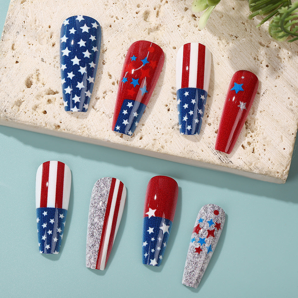 Kreative Nagelkunst mit patriotischem Design Karnz