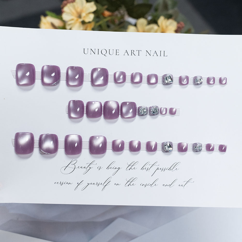 Elegante Pediküre-Nagelkunst mit Strassakzenten