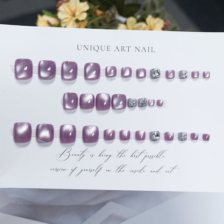 Elegante Pediküre-Nagelkunst mit Strassakzenten