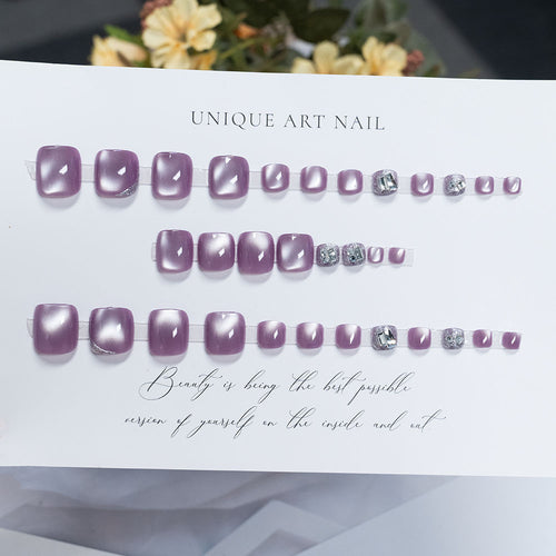 Elegante Pediküre-Nagelkunst mit Strassakzenten