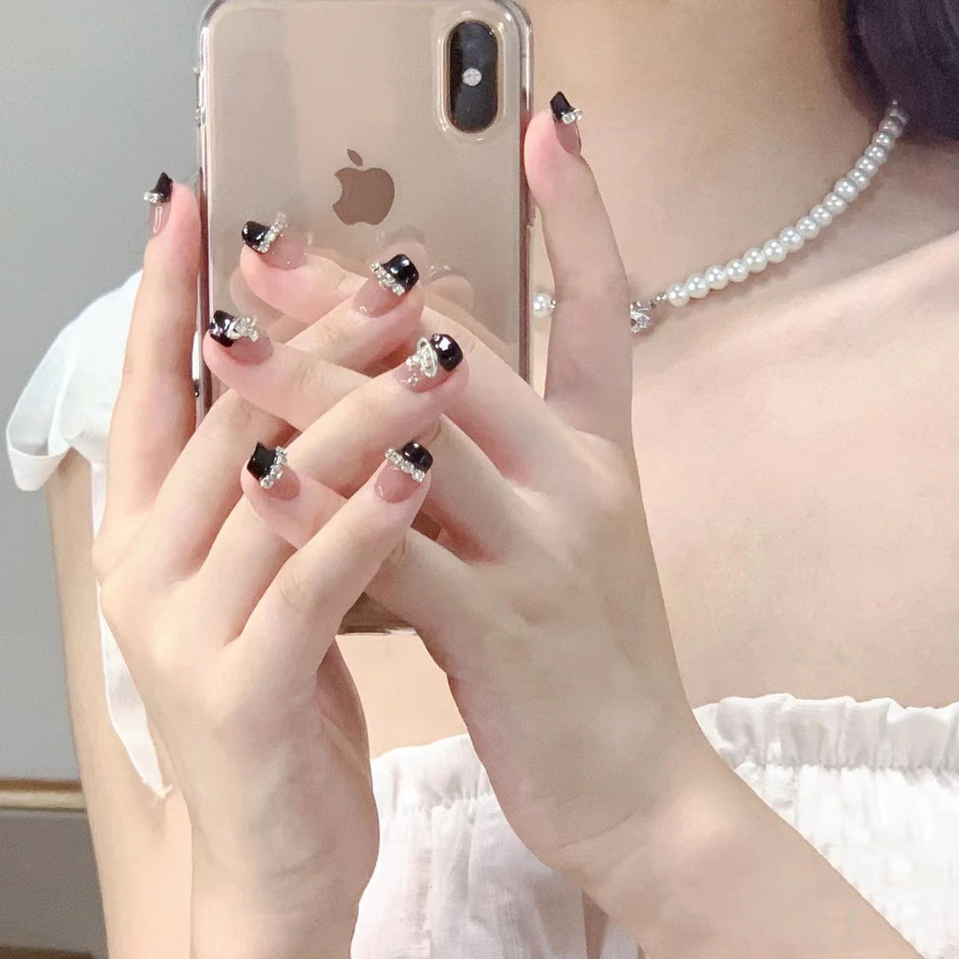 Glamouröse Nagelkunst mit Strass-Verzierungen Karnz