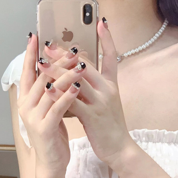 Kunstvolle Nagelsets mit floralen Akzenten Karnz