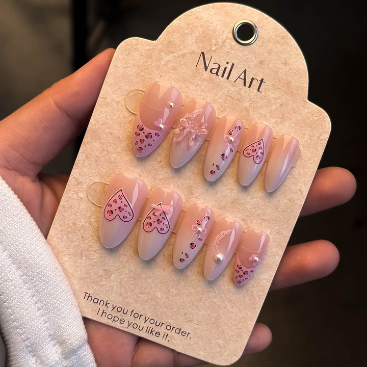 Künstlerisches Herz-verziertes Press-On Nagelset Karnz