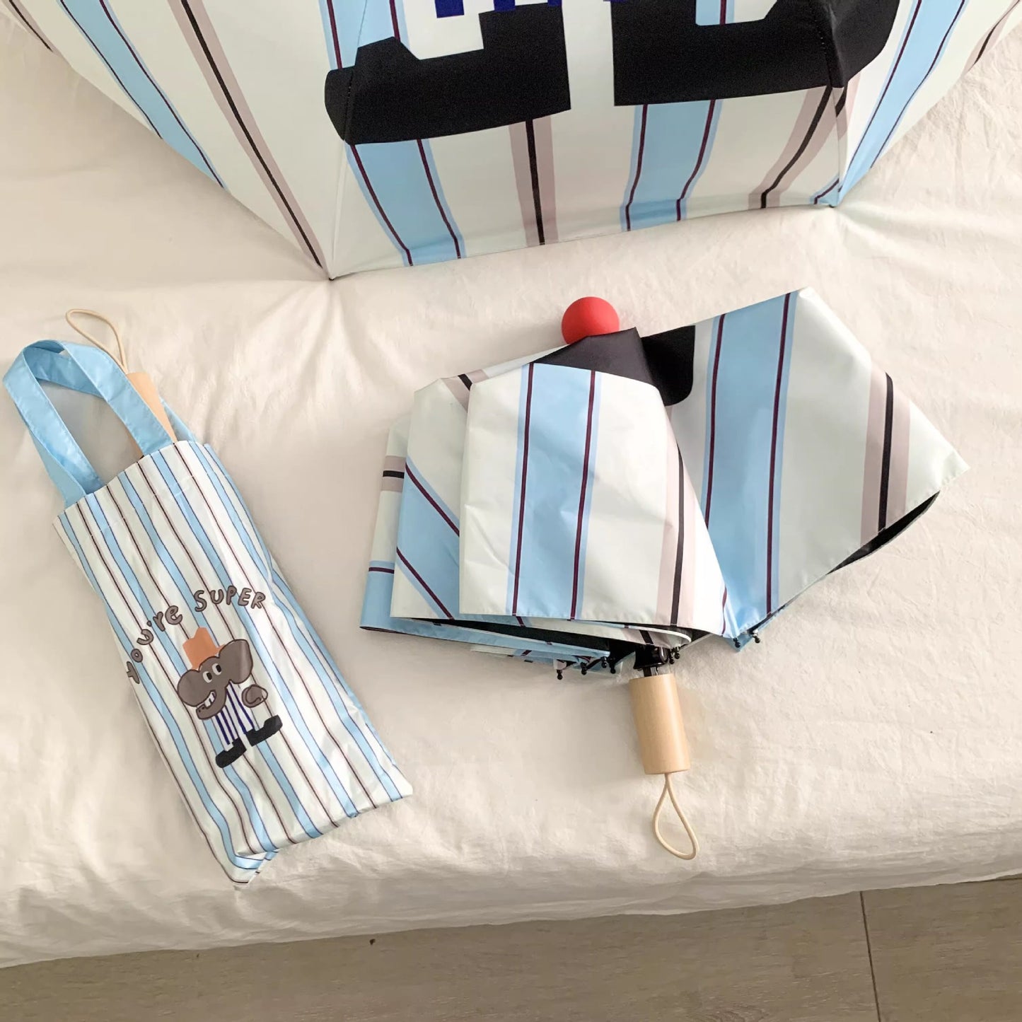 Damen eleganter Faltregenschirm mit ergonomischem Holzgriff und schützender Tragetasche Karnz