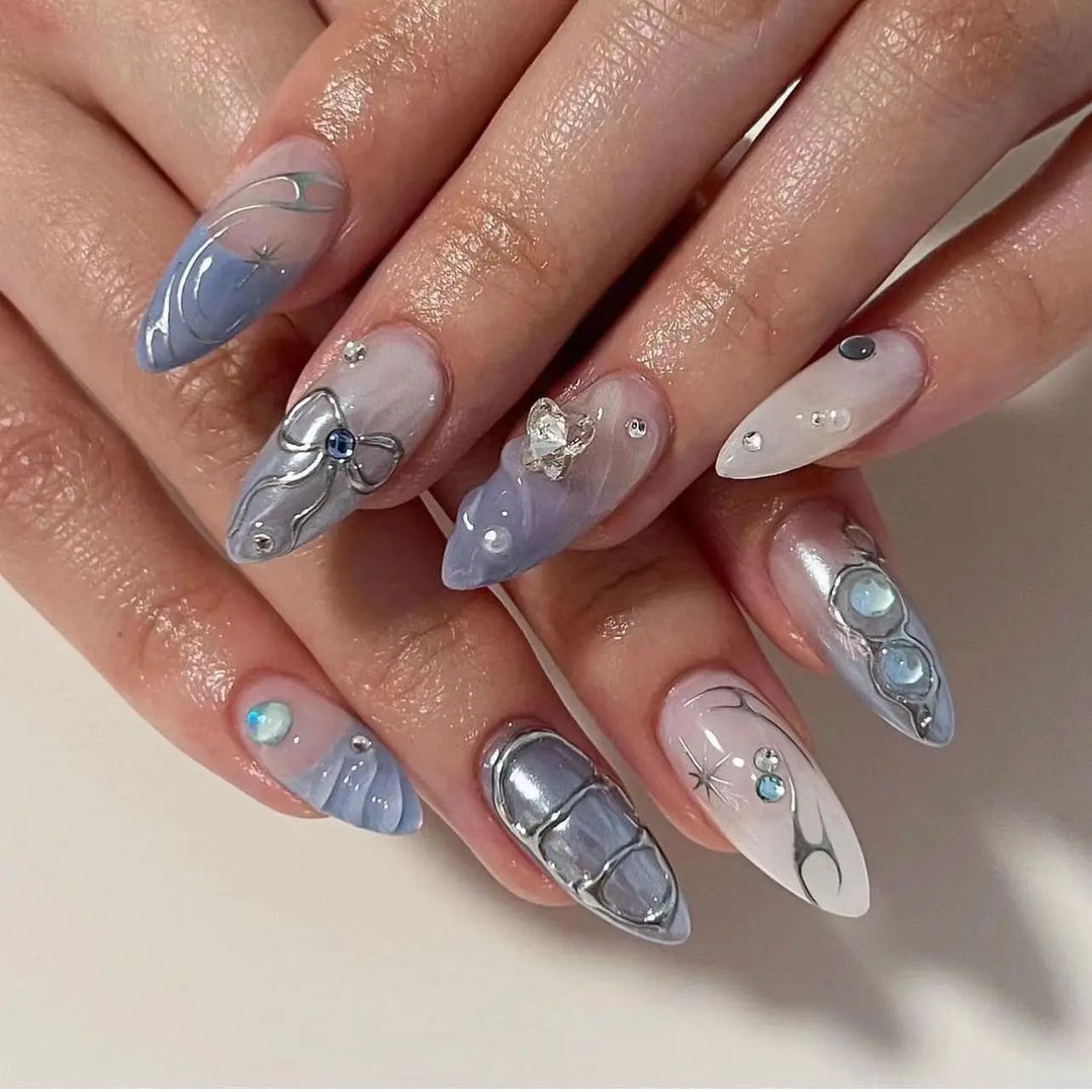 Kunstvolle 3D-Nagelspitzen mit zartem Design Karnz
