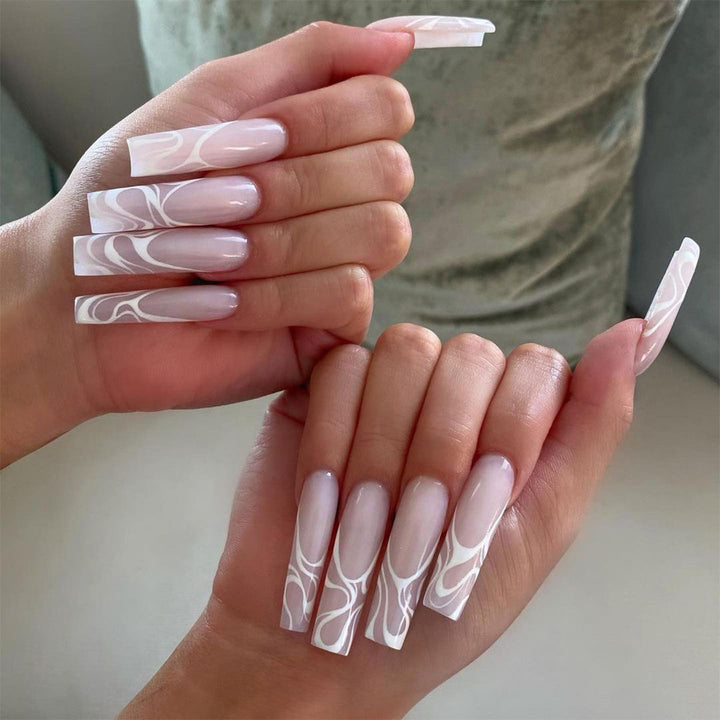 Kunstvolle Nagelverlängerungen mit elegantem Fluid-Design Karnz