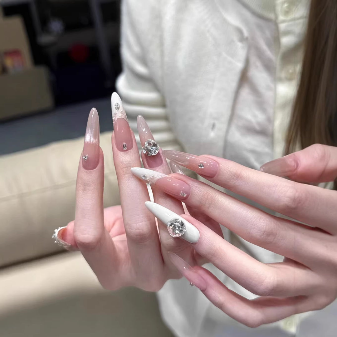 Glamouröse Acryl-Stiletto-Nagelerweiterungen