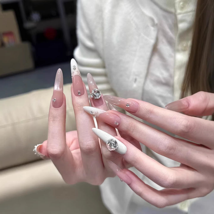 Glamouröse Acryl-Stiletto-Nagelerweiterungen