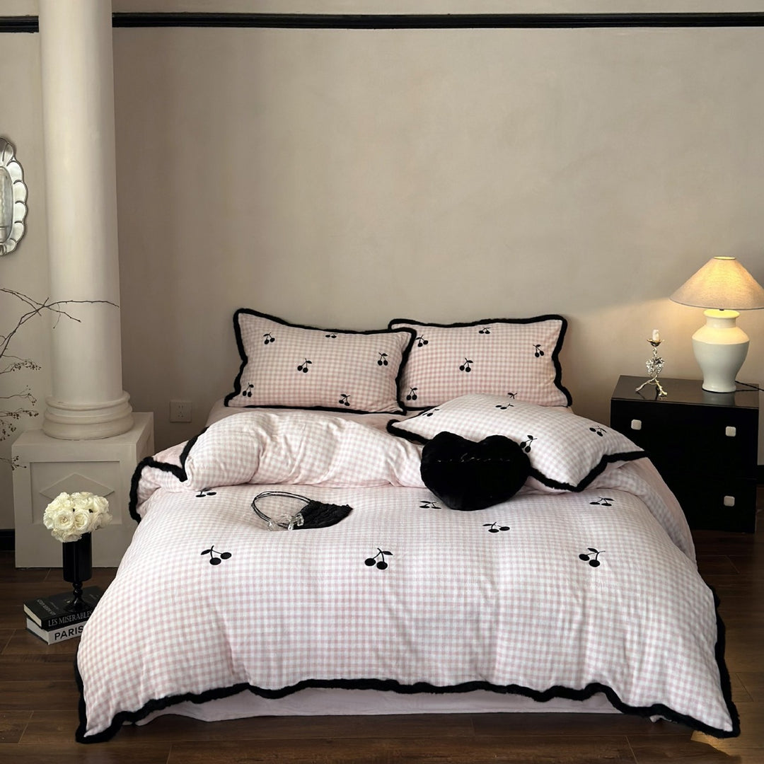 Gingham bestickte Kirsch Quilt Bettbezug Set mit schwarzem Rüschensaum