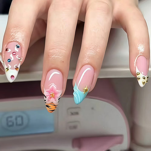 Künstlerische Stiletto-Nagelverzierungen mit einzigartigen Emblem-Akzenten Karnz