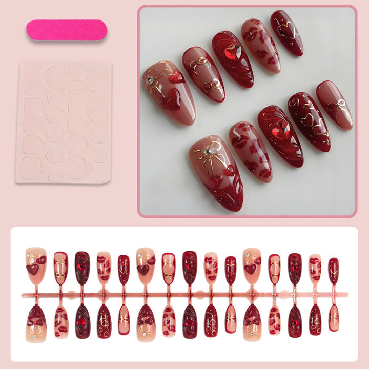 Kunstnagelset mit romantischen Herz- und Glitzerverzierungen Karnz