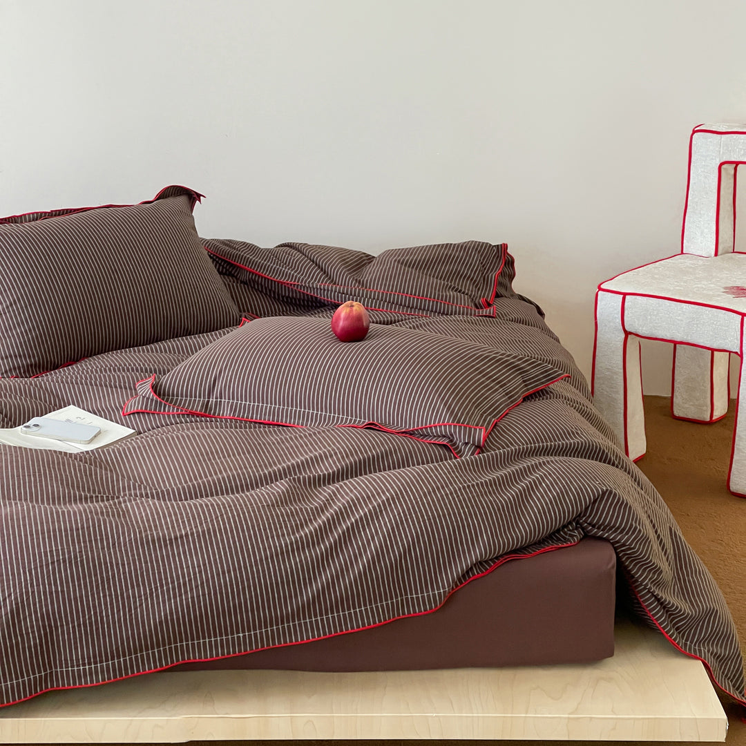 Premium-Bettbezug-Set aus Baumwoll-Satin mit feinen Nadelstreifen und kontrastierender Paspel