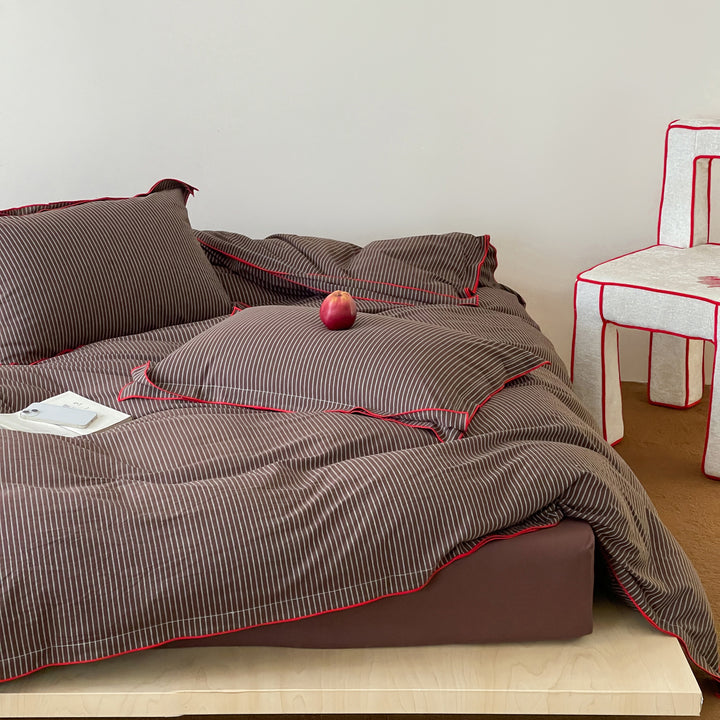 Premium-Bettbezug-Set aus Baumwoll-Satin mit feinen Nadelstreifen und kontrastierender Paspel