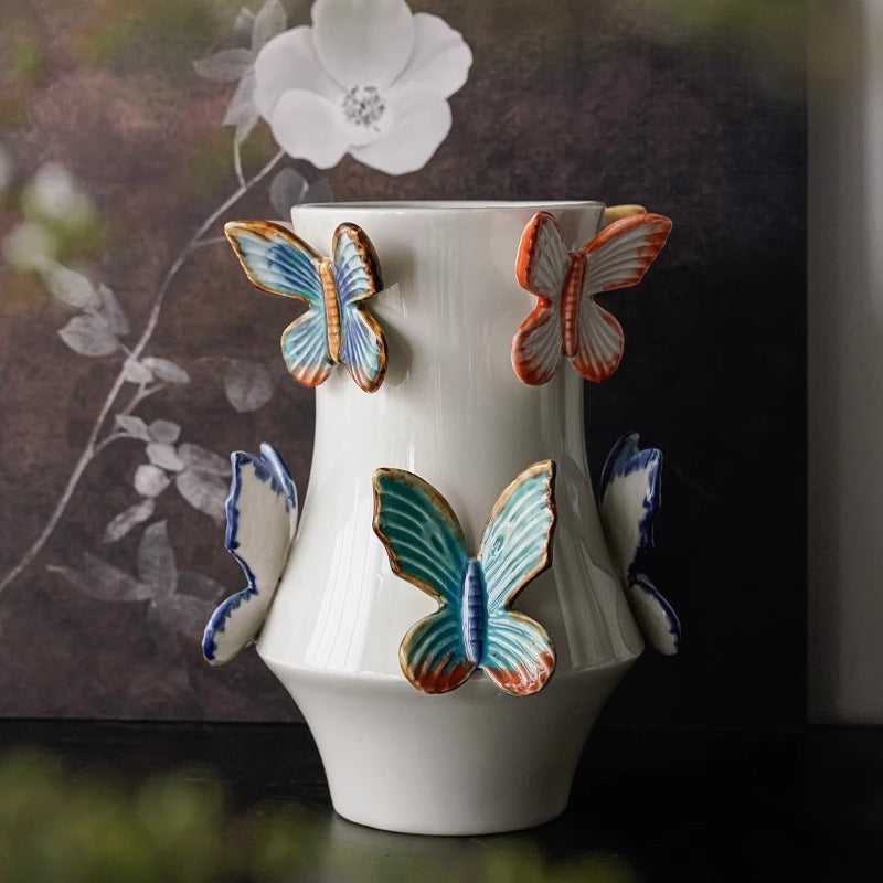 Dekorative Blumenvase mit Schmetterlingen Karnz