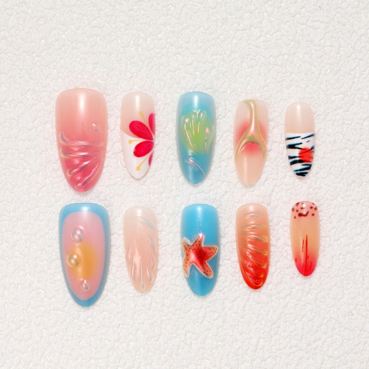 Kunstvolle Nagelspitzen mit maritimen Motiven Karnz