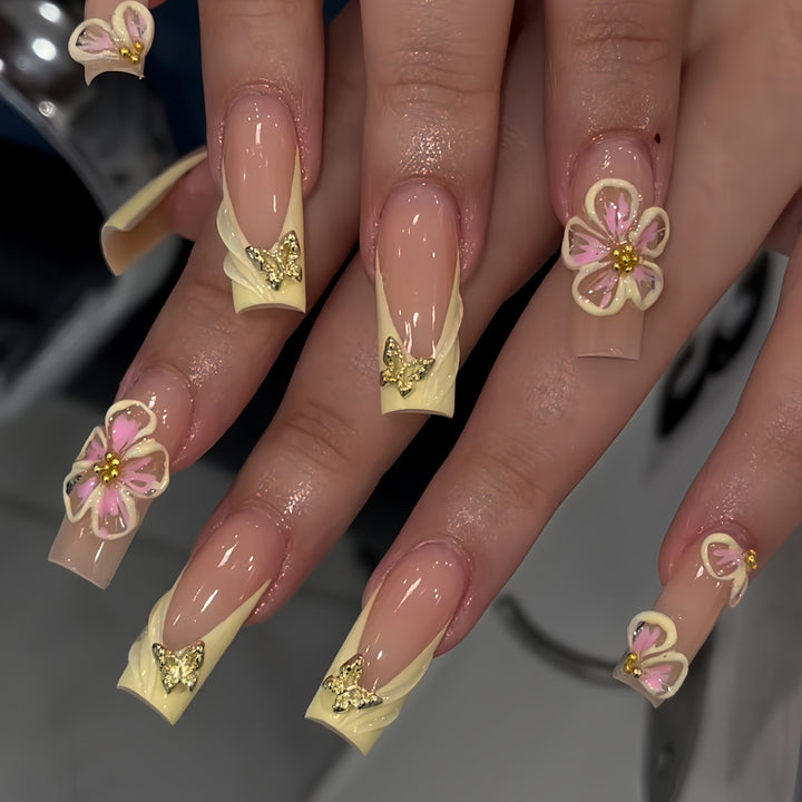 Dekorative Nagelverzierungen mit floralen Akzenten Karnz