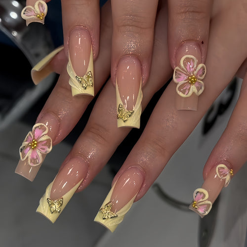 Dekorative Nagelverzierungen mit floralen Akzenten Karnz