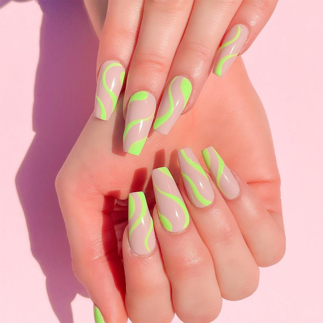 Kunstvolle Nagelkunst im modernen Wellenmuster Karnz