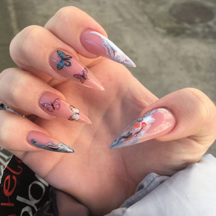 Künstlerisches Schmetterlings-Naildesign Karnz