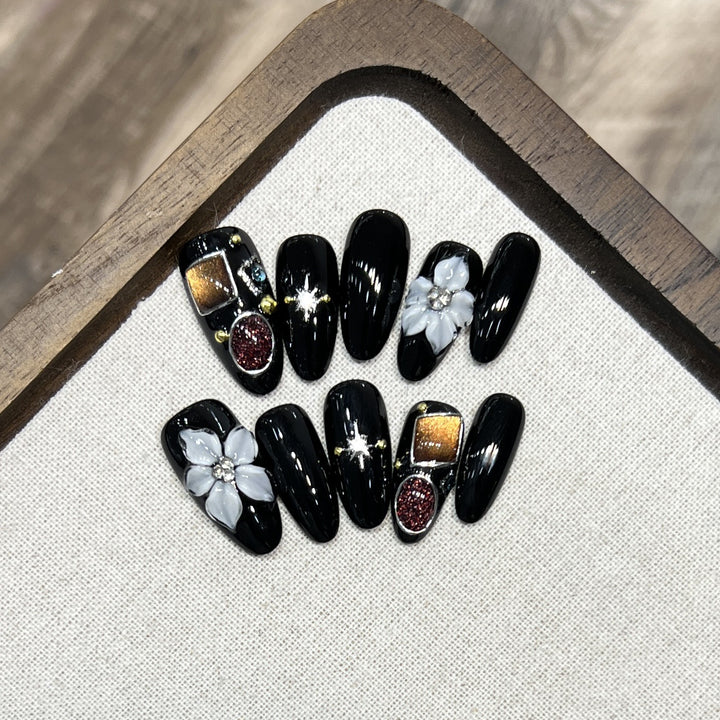 Dekoratives Press-On-Nagelkunstset mit floralen und Kristallakzenten Karnz