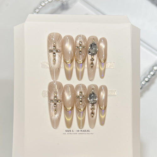 Elegante dekorative Nagelverzierungen