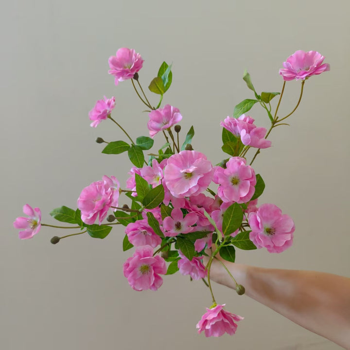 Künstlicher Blumenstängel mit lebensechten Blüten