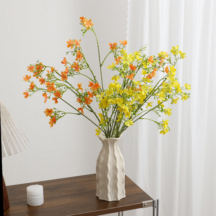 Künstlicher Blütenzweig mit zarten blauen Blumen und grünen Beeren Karnz