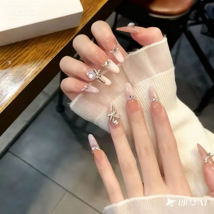 Kunstnagelset mit eleganten Kristallverzierungen und Ombre-Effekt Karnz