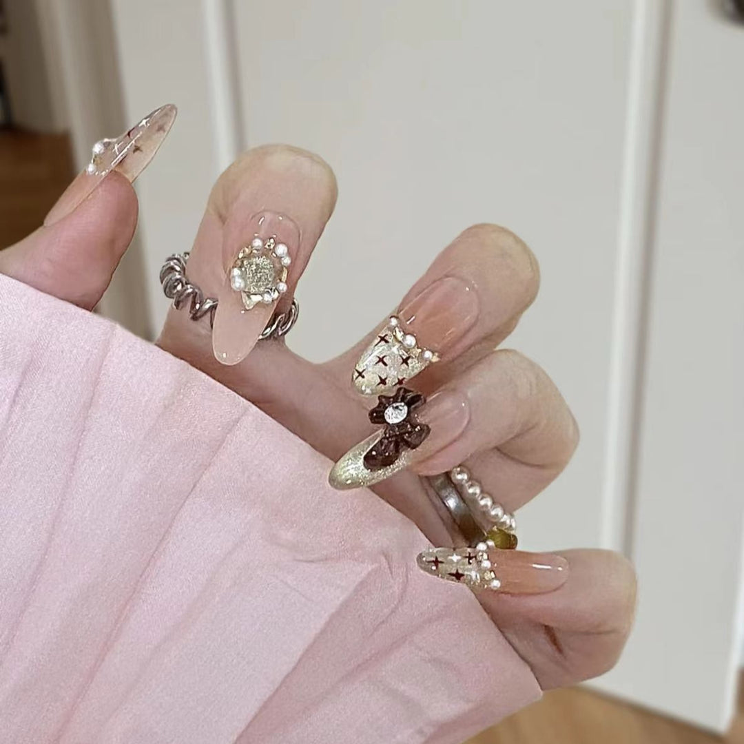 Luxuriöse dekorative Press-On Nagelkunst Karnz