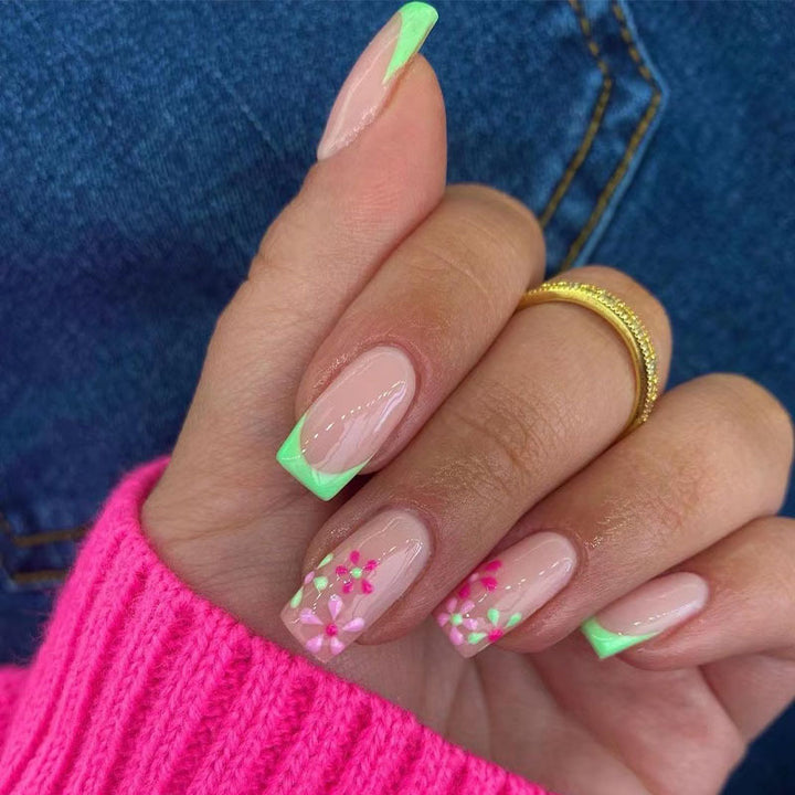 Kunstnägel mit floralen Akzenten und Neon-Spitzen Karnz
