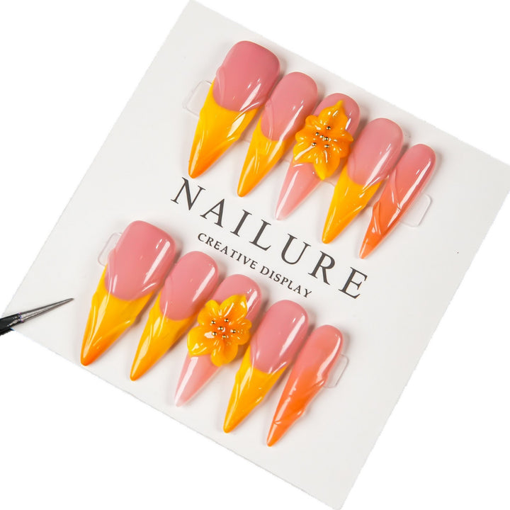Künstlerisches Stiletto Press-On Nagelset mit Blumenakzenten
