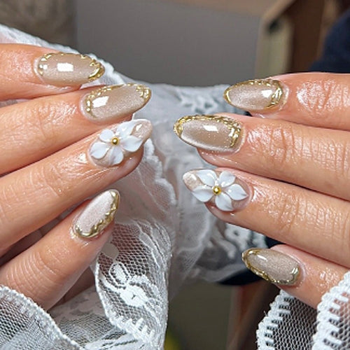 Elegantes Kunstnagelset mit Goldakzenten und Blütenmuster Karnz