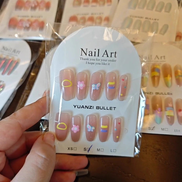 Dekoratives Press-On Nagelkunstset mit floralen und gemusterten Designs