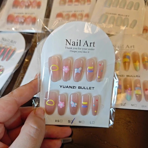Dekoratives Press-On Nagelkunstset mit floralen und gemusterten Designs
