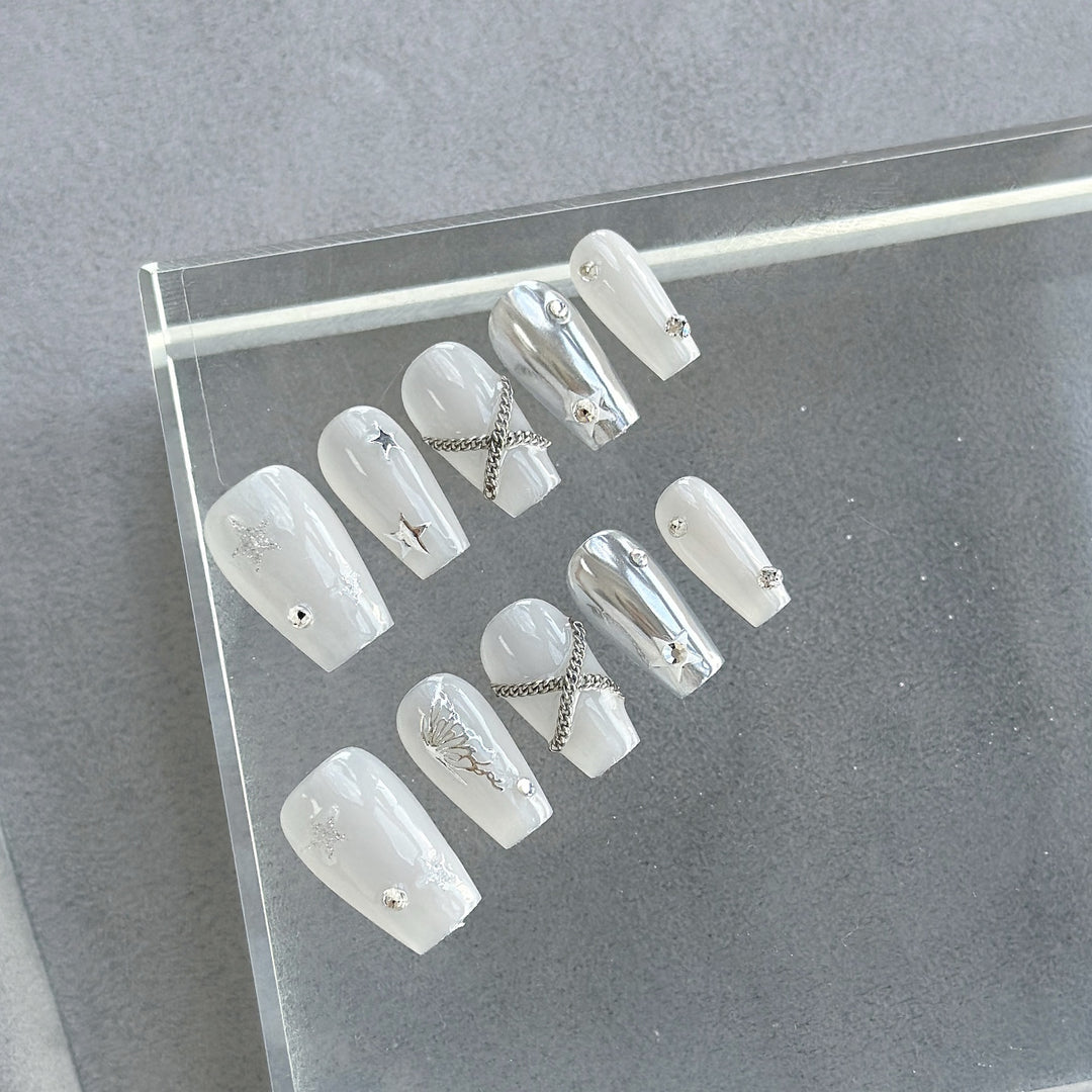 Künstlerisches Press-On-Nagelset mit eleganten silbernen Akzenten