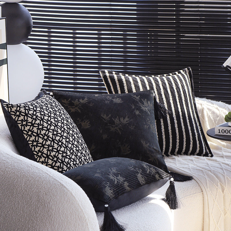 Quadratischer Samt-Kissenbezug mit reliefiertem Metallic‑Streifen und feiner Keder Karnz