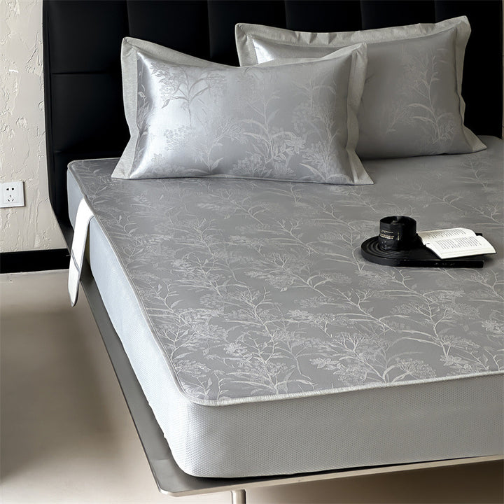 Fein gewebtes Satin-Spannbetttuch mit floralem Jacquardrelief und verstärktem Rundumgummi