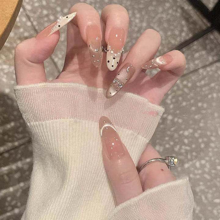 Kristallverzierte elegante Stiletto-Nagelspitzen