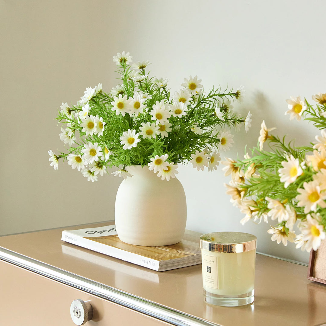 Minimalistische matte Keramikvase mit naturähnlichem Kunstgänseblümchenstrauß