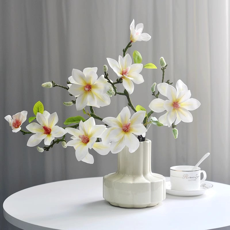 Lebensechte Magnolienblütenanordnung