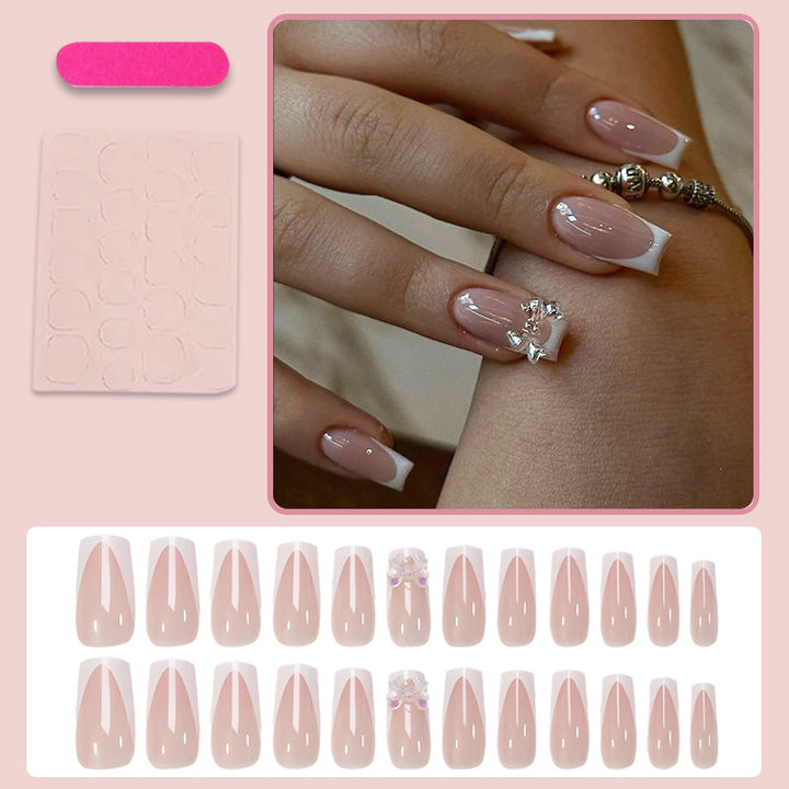 Kunstnagelset mit luxuriösen French-Tipps und eleganten Schmuckverzierungen Karnz