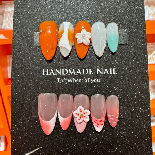 Künstlerisches Press-On Nagelset mit floralen und gradienten Akzenten