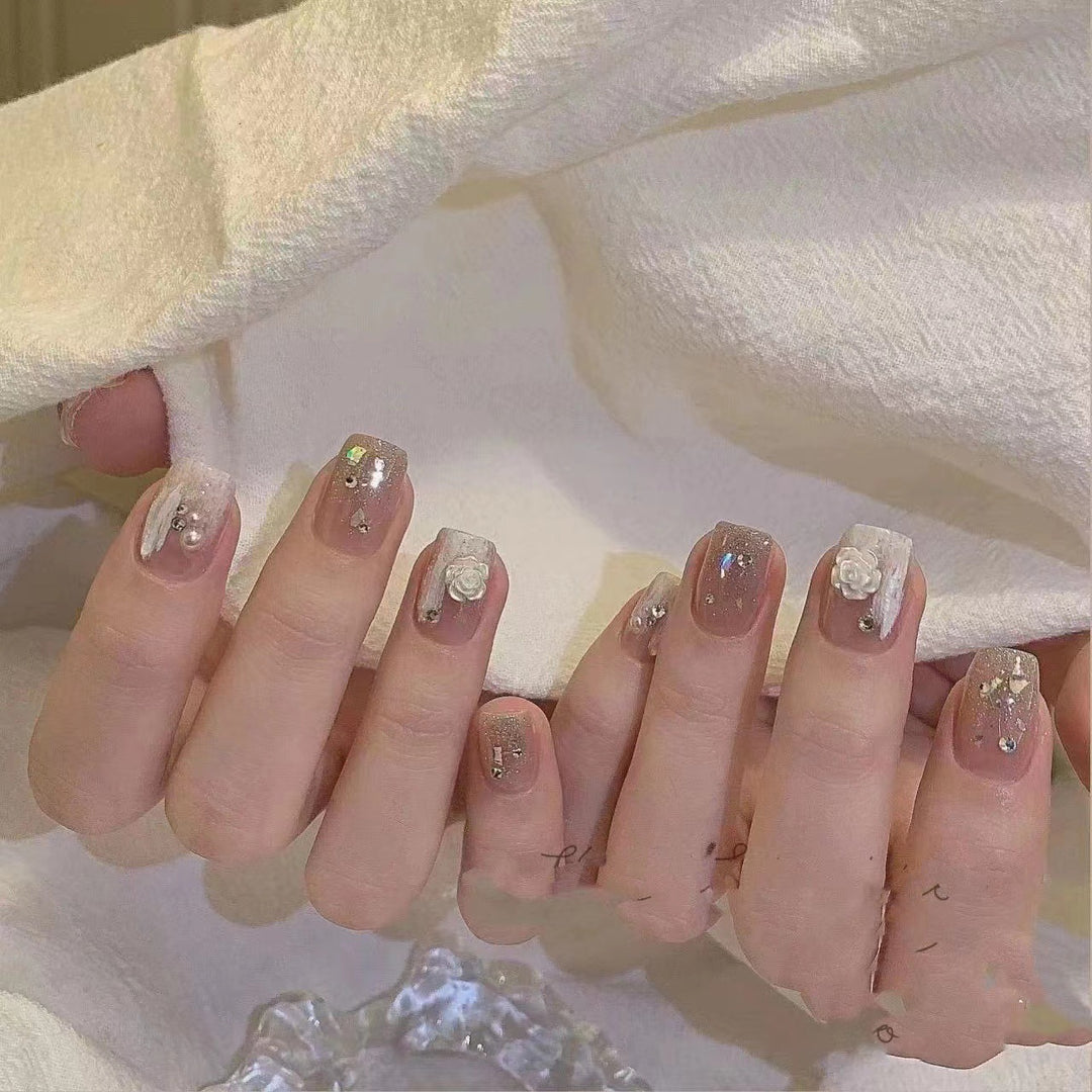Elegante Floral Press-On Nagelkunst