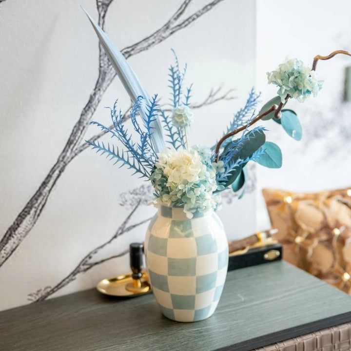 Dekorative florale Vase mit getrockneten Pflanzen