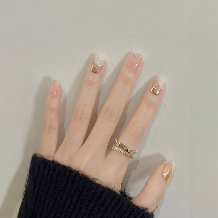 Elegantes dekoratives Press-On-Nagelset mit goldenen Akzenten