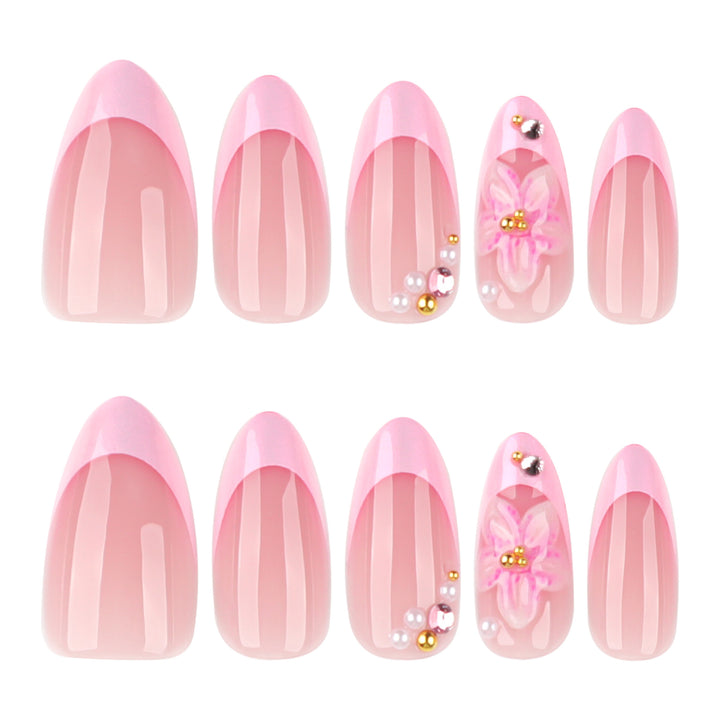 Kunstvolle Nagelverlängerungen mit elegantem floralem Design Karnz
