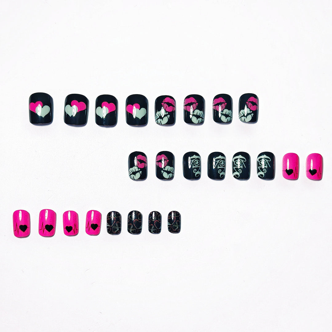 Kunstnageldesign mit Herzen und Kussmotiven Karnz