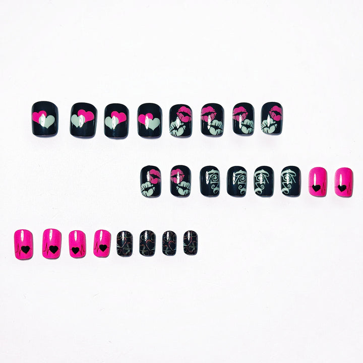 Kunstnageldesign mit Herzen und Kussmotiven Karnz