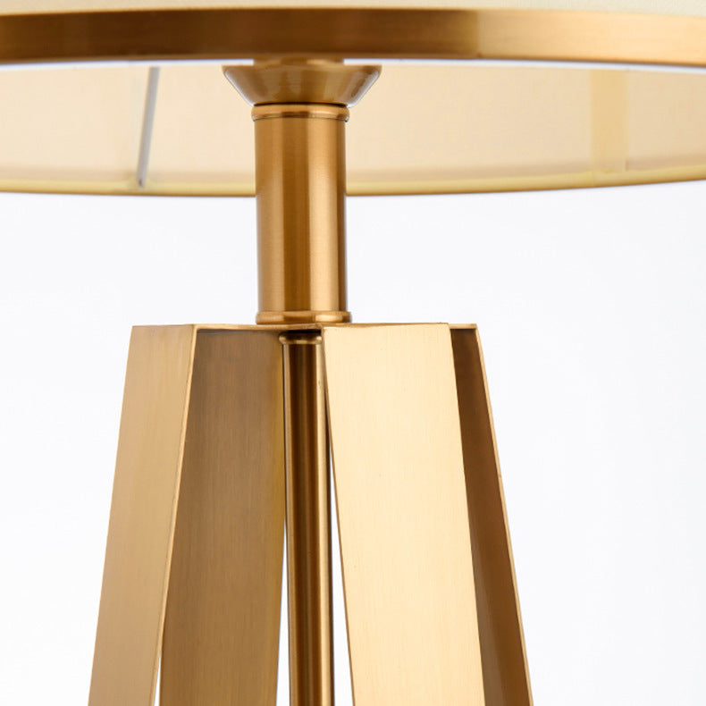 Elegante moderne Tischlampe mit skulpturaler goldener Basis
